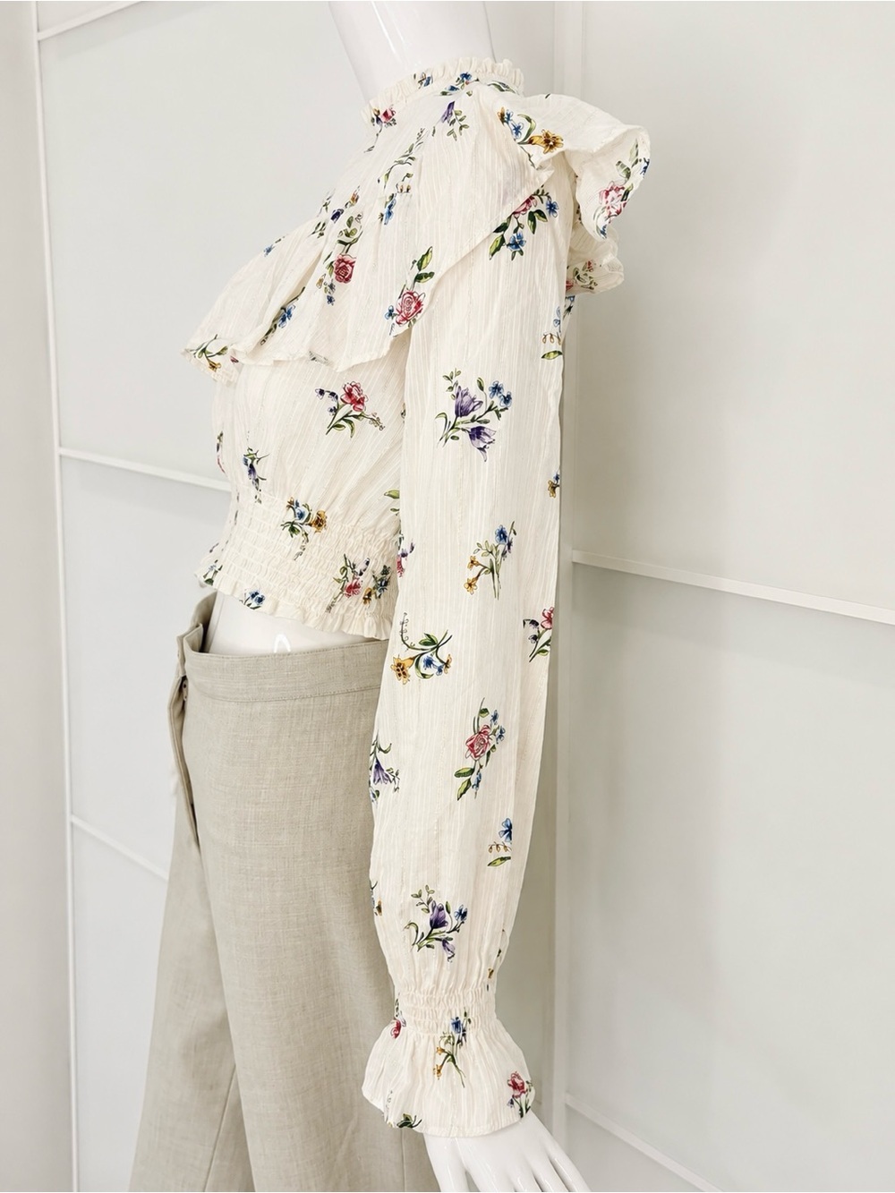ZARA LIKE NEW Floral Metallic Lurex Ruffle Smocked Cropped Blouse Ivory Sz Large - Picture 5 of 7